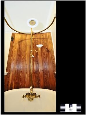 Ensemble douche/baignoire, sèche-cheveux, serviettes fournies, savon