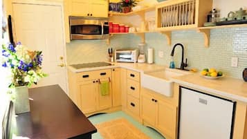 Køleskab, mikrobølgeovn, ovn, kogeplade