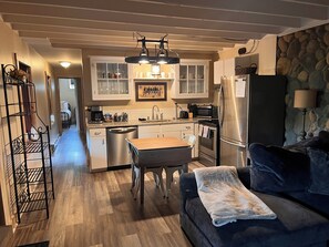 Smart TV, fireplace, DVD player, stereo - Trails End Retreat- A Peaceful Country Getaway in the Heart of Mohican Country (Loudonville)