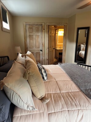 4 bedrooms, iron/ironing board, WiFi, bed sheets