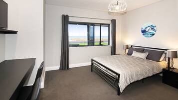 8 dormitorios, escritorio, tabla de planchar con plancha y cuna de viaje