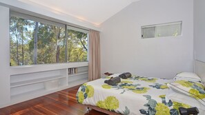 5 bedrooms, iron/ironing board, WiFi, bed sheets
