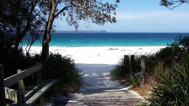 A pathway leading to a beach with white sand and clear blue water. - Treehouse, Vincentia - 5 min walk to the beach (Vincentia)