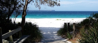 Treehouse, Vincentia - 5 min walk to the beach