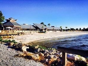 Playa en los alrededores y camastros