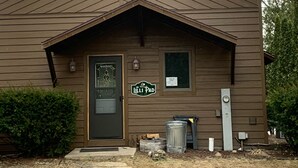 Un bâtiment à deux étages, à la façade brune, avec une porte d’entrée, deux fenêtres, une enseigne indiquant « LILLI PAD » et un petit porche.