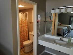 Ensemble douche/baignoire, sĆØche-cheveux, serviettes fournies, savon