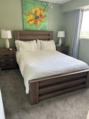 2 bedrooms, iron/ironing board, travel crib, WiFi - Great Location in Waikiki! Views of mountains, city, and ocean! (Waikiki)