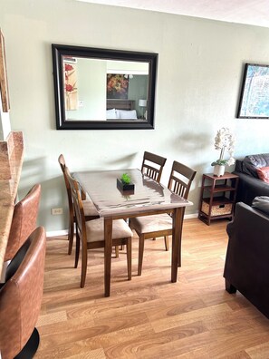 Dining - Great Location in Waikiki! Views of mountains, city, and ocean! (Waikiki)