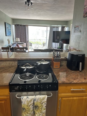 Fridge, microwave, oven, stovetop - Great Location in Waikiki! Views of mountains, city, and ocean! (Waikiki)