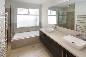 Haartrockner, Handtücher, Seife, Toilettenpapier