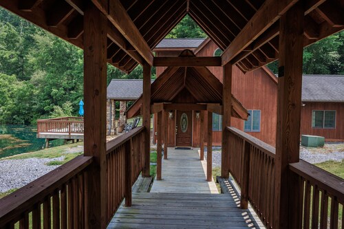 Tranquil And Secluded Cabin On 326 Acres With Mountain Views ~ AMAZING! 