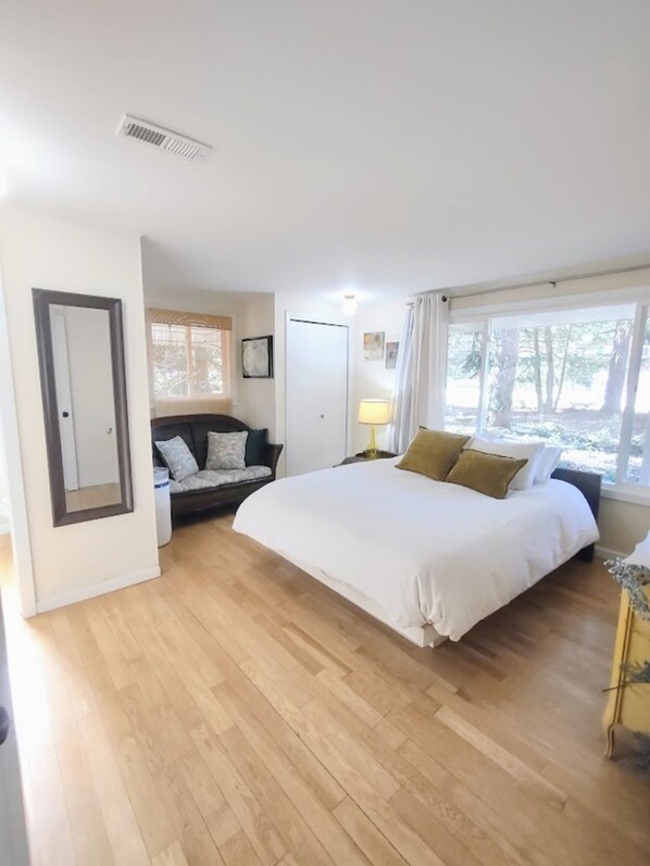 3 bedrooms, iron/ironing board, free WiFi, bed sheets - Cottage Bordering Hoffmaster State Park (Norton Shores)