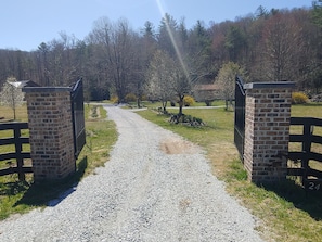 Property grounds - 3-bedroom vacation home near Pisgah National Forest (Balsam Grove)