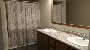 Ducha y bañera combinadas, secador de pelo, toallas y jabón