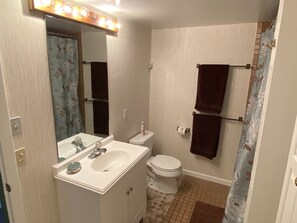 Kombinert dusj/badekar, håndklær, såpe og toalettpapir