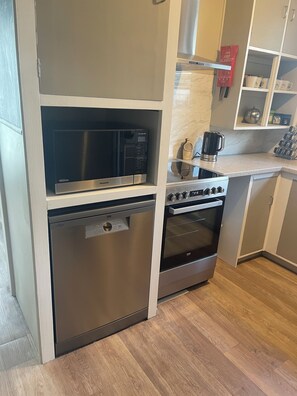 Refrigerador, microondas, horno, placa de cocina