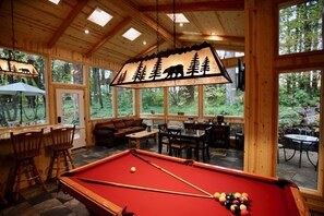 Game room - Away from city lights, nestled in the Foothills of the Sierra Nevada Mountains (Grass Valley)
