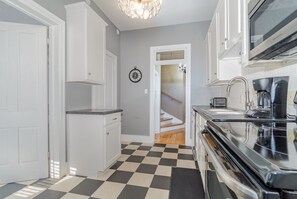 Frigorífico, microondas, horno y placa de cocina