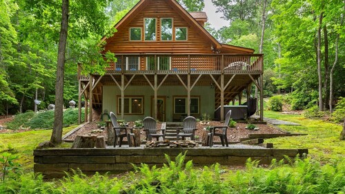 Pet-Friendly Cabin w/ Hot Tub & Ensuites