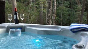 Outdoor spa tub - Secluded Cabin w/ Hot Tub & 3 Ensuites (Hendersonville)