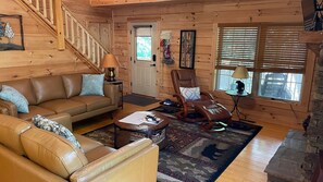 Smart TV, fireplace, DVD player, video library - Whispering Trees Cabin (Hendersonville)