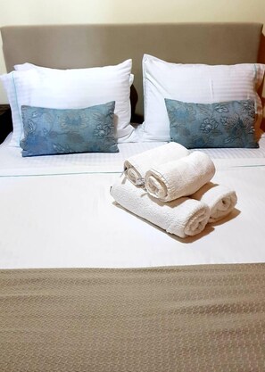 3 室のベッドルーム、WiFi (無料)、ベッドシーツ