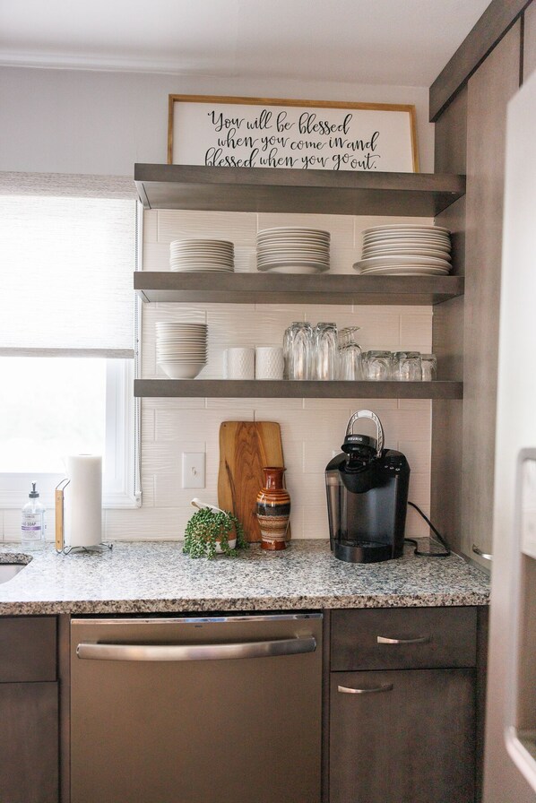 Interior - Cozy and Conveniently located close to KCI (KCMO)