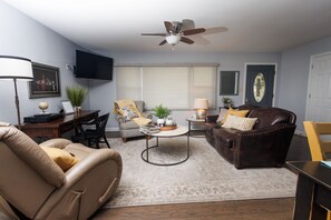 Smart TV, books - Cozy and Conveniently located close to KCI (KCMO)