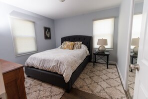 2 habitaciones, escritorio, tabla de planchar con plancha y wifi gratis 