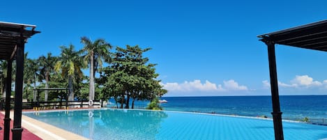 Una piscina al aire libre, una piscina climatizada