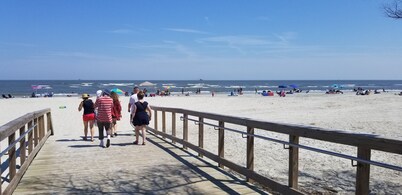 Best Location Peaceful Luxurious 1 bdrm/1 Bath Gated Condo, Pool, Fitness, Wifi