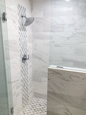 Douche, sèche-cheveux, serviettes fournies