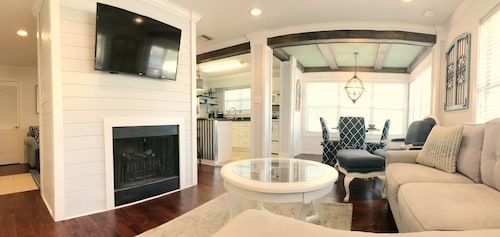 Best Location 1 bed 1 bath gated upscale condo with pool Sleeps 3 Fast free wifi