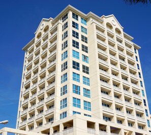 Exterior - Lux. 2 BR Condo- Beach+2 Pools‏/ Gym  wow sea-view (Lapu-Lapu City)