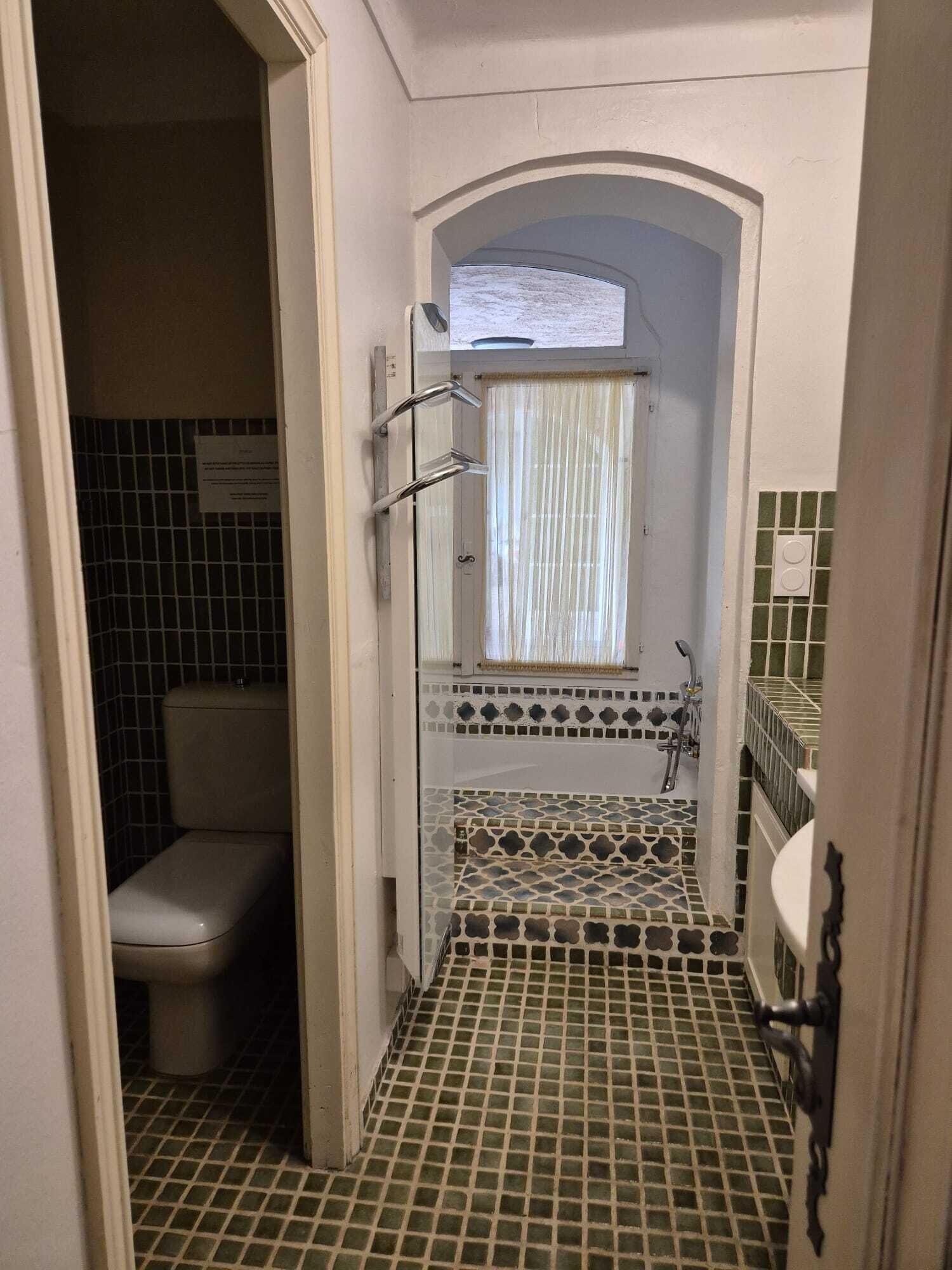 Ein kleines Badezimmer mit Toilette, Waschbecken und Duschbereich.