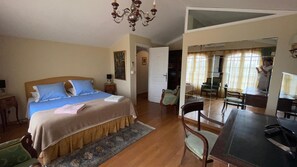 10 sovrum, värdeförvaringsskåp på rummet och skrivbord