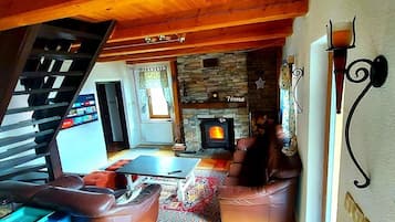 Una Smart TV, una chimenea