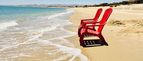 Plage, chaises longues, serviettes de plage