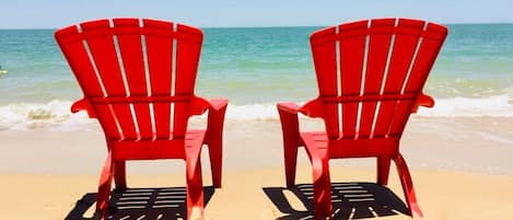 Sur la plage, chaise longue, serviettes de plage