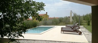 Old renovated house with private swimming pool, romantic, quiet, family friendly