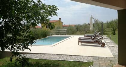 Old renovated house with private swimming pool, romantic, quiet, family friendly
