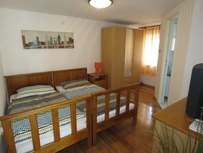 2 bedrooms, iron/ironing board, internet, bed sheets