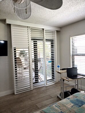 2 bedrooms, iron/ironing board, travel cot, free WiFi - Beach Vacation Paradise @ Famous John's Pass Madeira Beach (Madeira Beach)