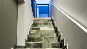 Een trap met stenen treden die uitkomt op een plateau.