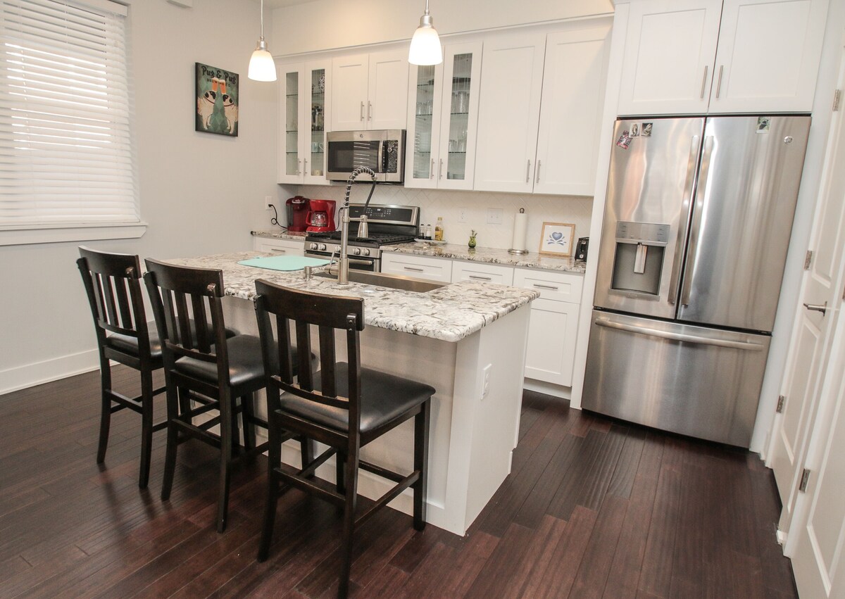 Sensational 3Bed/2Bath w/GATED PARKING! Sleeps 10!