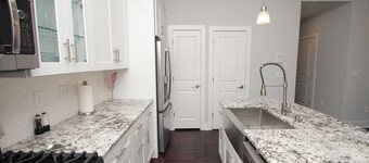 Sensational 3Bed/2Bath w/GATED PARKING! Sleeps 10!