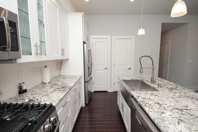 Sensational 3Bed/2Bath w/GATED PARKING! Sleeps 10!