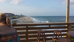Una spiaggia nelle vicinanze, lettini da mare, teli da spiaggia