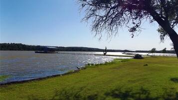 Playa en los alrededores y camastros 